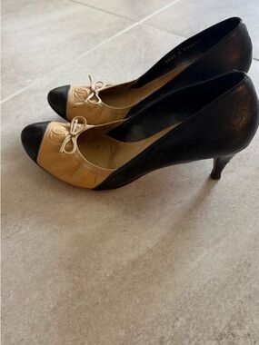 CHANEL Black and Tan Two-Tone Bow Pumps